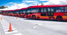 Foto de varios buses de TransMilenio estacionados. 