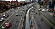 Imagen de una via de Bogotá en la que circulan diferentes tipos de vehículos