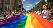 Foto de participantes en una movilización de la comunidad LGBTIQ+ en Bogotá.