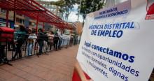 Foto de bogotanos y bogotanas accediendo a servicios de la Agencia Distrital de Empleo.