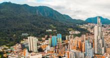 Foto panorámica del centro de Bogotá y los Cerros Orientales.