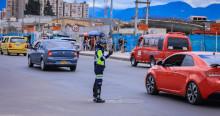 Foto de una agente de trásnito en una vía de Bogotá