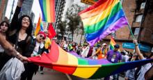Foto integrantes de comunidades LGBTI con banderas en Bogotá durante una manifestación.
