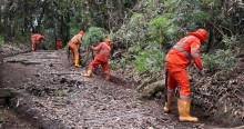 Foto que muestra trabajadores de Aguas Bogotá limpiando residuos