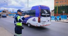 Foto que muestra un agente de transito regulando el tráfico en Bogotá.