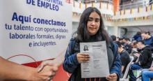 Foto de una mujer en una de las ferias de la Agencia Distrital de Empleo en Bogotá.