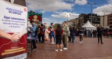 Foto de bogotanos y bogotanas accediendo a la sede de la Agencia Distrital de Empleo en Bogotá.