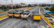 Imagen de tres volquetas en el puente de la 153