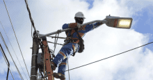 Imagen de un técnico de ENEL realizando mantenimiento en un poste de luz.