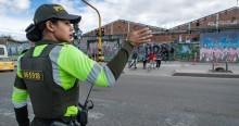 Foto de una agente de tránsito en una calle en Bogotá.