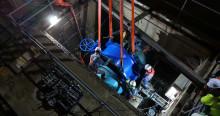 Foto que muestra trabajadores del Acueducto de Bogotá instalando la válvula 
