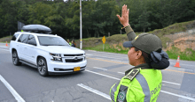 Imagen de una policía de tránsito parando una camioneta blanca