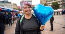 Foto de una vendedora informal en la primera versión de la Feria 'Corazón IPES' en Bogotá.