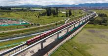 Foto del inicio de pruebas de trenes del Metro de Bogotá sobre el viaducto.