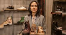 Foto de una mujer comerciante y su negocio de productos de cuero.