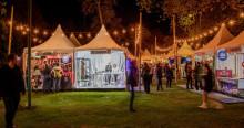 Foto de una feria comercial en uno de los conciertos en Bogotá.