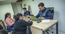 Foto de bogotanas accediendo a servicios de la Agencia Distrital de Empleo de Bogotá.