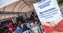 Foto de asistentes a una Feria de Empleo den Bogotá.