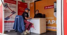 Foto de bogotanos y bogotanas accediendo a servicios de la Agencia Distrital de Empleo.