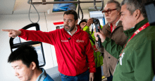 Imagen del alcalde Galán dentro de un vagón del Metro