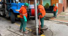 Foto que muestra trabajadores del Acueducto de Bogotá