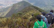 Foto que muestra personas andando por un sendero ecológico 