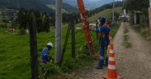 Imagen de varios técnicos de Enel realizando mantenimiento a un poste de energía.