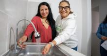 Foto que muestra dos personas sonriente