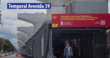 Foto de la entrada de estación de TransMilenio en Bogotá.