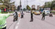 Foto que muestra vehículos andando por las calles