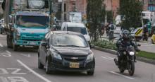 Foto que muestra vehículos circulando por las calles de Bogotá.