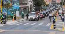 Foto que muestra vehículos circulando por calles de Bogotá.
