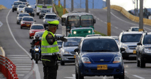 Imagen de varios vehículos transitando en una avenida de Bogotá