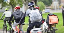 Foto de personas montando en bicicleta