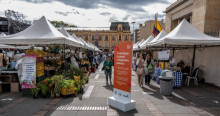 Foto del Gran Mercado Campesino de Bogotá en la Plaza de Bolívar, en el centro de la capital.