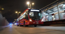 Foto de un bus de TransMilenio circulando por la avenida Caracas en Bogotá.