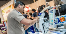 Foto de un empresario de Bogotá utilizando una herramienta tecnológica-