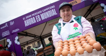 Foto de una mujer campesina en una de los Mercados Campesinos de Bogotá.