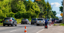 Foto de un grupo de Agentes Civiles de Tránsito realizando acciones de control de tráfico en Bogotá.
