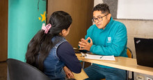 Foto de un funcionario de la Secretaría del Hábitat en Bogotá asesorando a una mujer.
