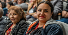 Foto de dos mujeres en una jornada de capacitación de comerciantes en Bogotá-
