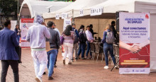 Foto de bogotanos y bogotanos en una feria de empleo en Bogotá.