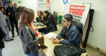 Foto de bogotanos y bogotanas accediendo a servicios de la Agencia Distrital de Empleo en Bogotá.