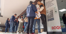 Foto de bogotanos y bogotanas accediendo a la sede de la Agencia Distrital de Empleo en Bogotá.