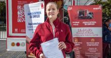 Foto de una bogotana accediendo a servios de la Agencia Distrital de Empleo.