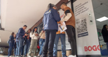Foto de bogotanos y bogotanas accediendo a la sede de la Agencia Distrital de Empleo en Bogotá.