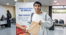 Foto de un joven bogotano accediendo a servicios de la Unidad Móvil de Empleo.