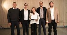 Foto que la entrega del reconocimiento a la gerente de la Empresa de Acueducto y Alcantarillado de Bogotá (EAAB), Natasha Avendaño e integrantes de su equipo.