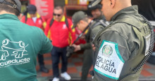 Foto que muestra personas con el uniforme del Acueducto de Bogotá y de la Policía del Agua