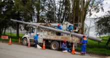 Imagen de varios técnicos de ENEL realizando mantenimiento en una vía